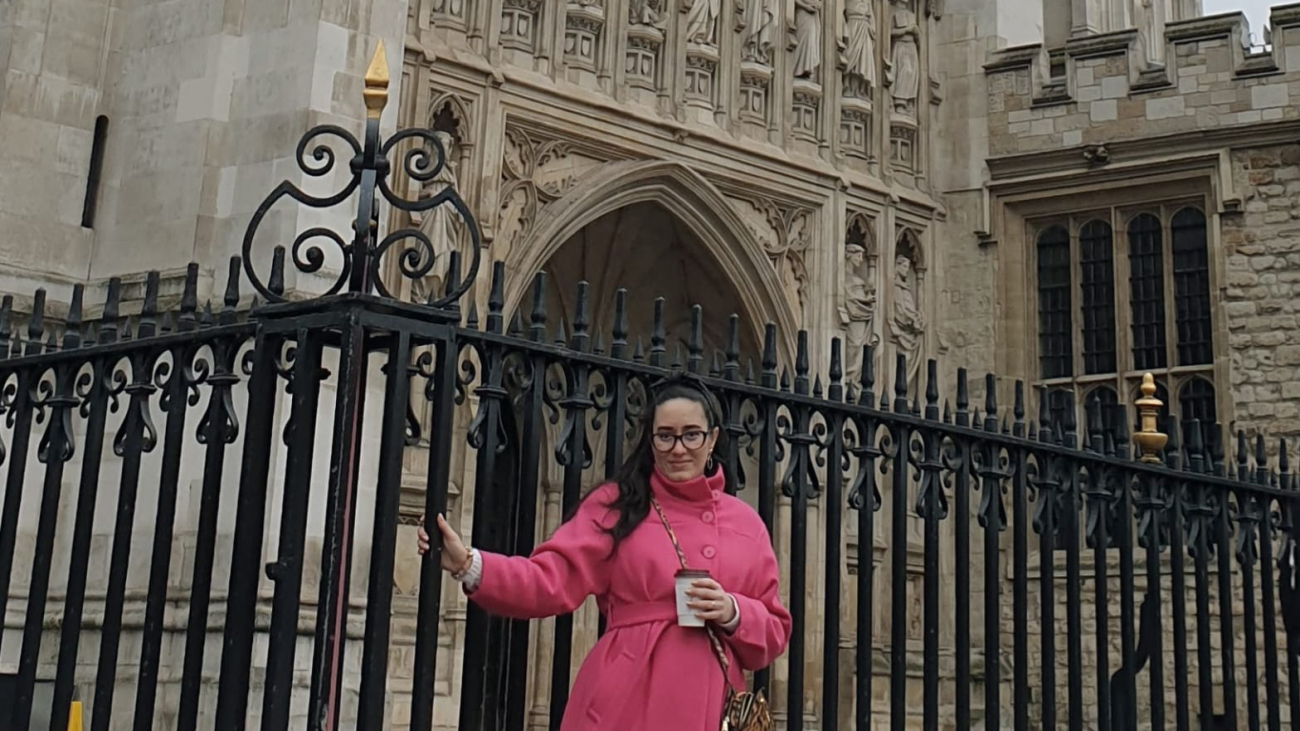 Diana, your private London tour guide with an art history background, at Westminster Abbey